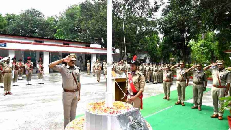 78 वें स्वतंत्रता दिवस के अवसर पर एसएसपी द्वारा पुलिस लाइन देहरादून में किया गया ध्वजारोहण, पूर्ण कर्तव्यनिष्ठा के साथ देश सेवा तथा अपने कर्तव्यों का पालन करने के लिए उपस्थित पुलिस कर्मियों को किया प्रेरित, एसएसपी ने उपस्थित सभी अधिनस्थों को कर्तव्यनिष्ठा एवं देश सेवा की दिलाई शपथ