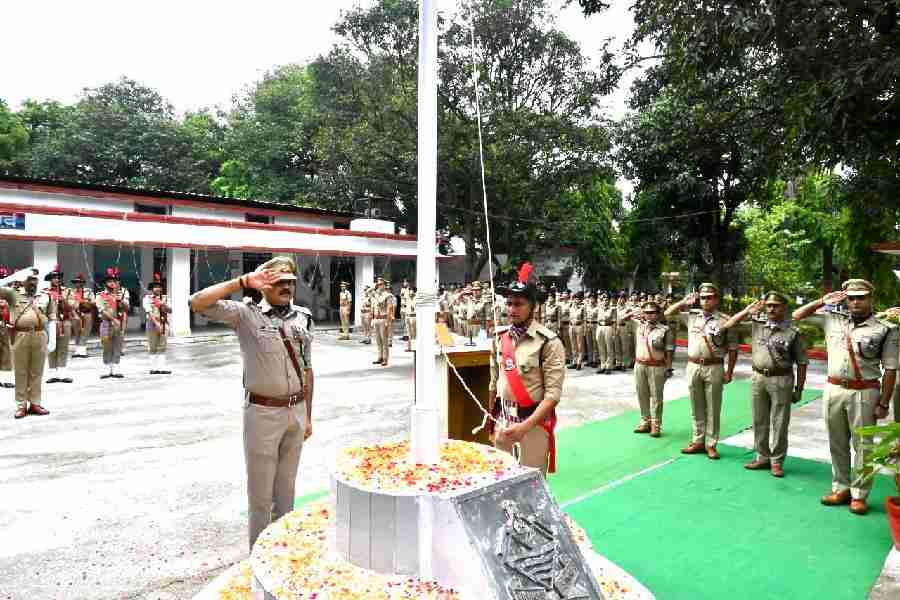 78 वें स्वतंत्रता दिवस के अवसर पर एसएसपी द्वारा पुलिस लाइन देहरादून में किया गया ध्वजारोहण, पूर्ण कर्तव्यनिष्ठा के साथ देश सेवा तथा अपने कर्तव्यों का पालन करने के लिए उपस्थित पुलिस कर्मियों को किया प्रेरित, एसएसपी ने उपस्थित सभी अधिनस्थों को कर्तव्यनिष्ठा एवं देश सेवा की दिलाई शपथ