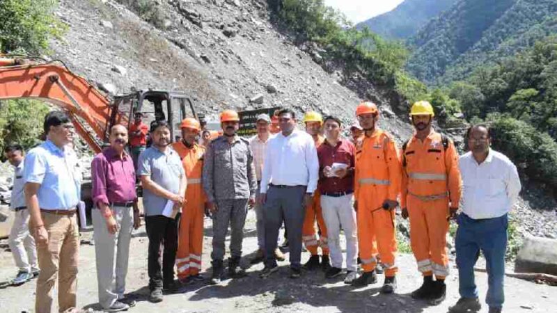 रुद्रप्रयाग जनपद के प्रभारी सचिव आर राजेश ने किया केदार घाटी में क्षतिग्रस्त मोटर मार्गों का निरीक्षण, अधिकारियों को कार्य में गति लाने के दिए निर्देश, मुख्यमंत्री के निर्देशन में श्री केदारनाथ धाम यात्रा मार्ग पर अतिवृष्टि के चलते टूटे सड़क मार्ग के पुनर्स्थापन के लिए तेजी से चल रहे हैं कार्य