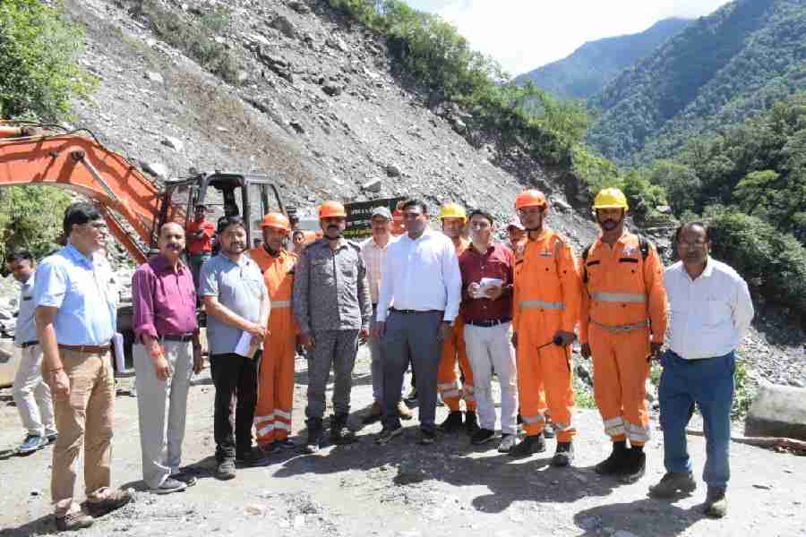 रुद्रप्रयाग जनपद के प्रभारी सचिव आर राजेश ने किया केदार घाटी में क्षतिग्रस्त मोटर मार्गों का निरीक्षण, अधिकारियों को कार्य में गति लाने के दिए निर्देश, मुख्यमंत्री के निर्देशन में श्री केदारनाथ धाम यात्रा मार्ग पर अतिवृष्टि के चलते टूटे सड़क मार्ग के पुनर्स्थापन के लिए तेजी से चल रहे हैं कार्य