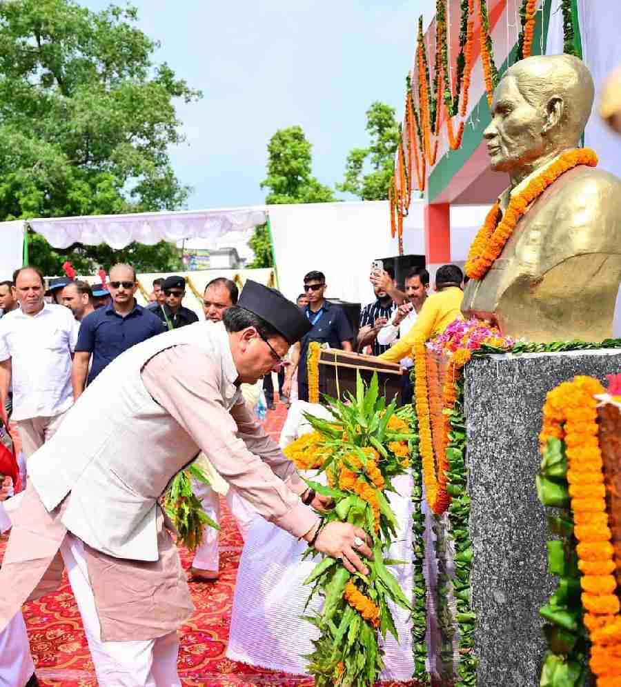 मुख्यमंत्री ने खटीमा स्थित शहीद स्थल पर शहीदों की मूर्तियों पर माल्यार्पण कर श्रद्धांजलि अर्पित की, शहीदों के परिजनों को शॉल भेंट कर किया सम्मानित, राज्य आंदोलनकारियों के सपनो के अनुरूप विकसित उत्तराखंड बनाना हमारा लक्ष्य- मुख्यमंत्री