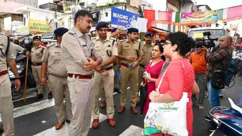 एसएसपी के नेतृत्व में दून पुलिस द्वारा पलटन बाजार में व्यापक स्तर पर चलाया गया सत्यापन अभियान, बिना सत्यापन के दुकानों में काम करने वाले, फड़, ठेली व दुकानों के बाहर रिंग लगाने वाले 134 संदिग्ध व्यक्तियों को हिरासत में लिया, पलटन बाजार में आई महिलाओं व युवतियों से एसएसपी ने बातचीत कर सुरक्षा के संबंध में ली जानकारी