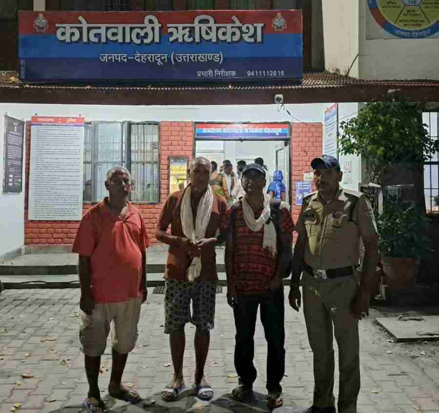 बिछड़ो को अपनो से मिलाकर दून पुलिस ने फिर निभाया मानवता का फर्ज, परिवार से बिछड़े बुजुर्ग को अल्प समय में पुलिस ने मिलवाया परिजनों से, नेपाल निवासी 70 वर्षीय बुजुर्ग व्यक्ति अपने परिजनो के साथ घूमने के लिए आये थे ऋषिकेश