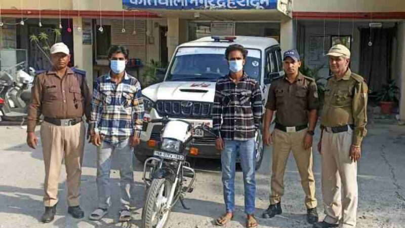 धमकी देकर फिरौती मांगने वाले दो अभियुक्तो को दून पुलिस ने किया गिरफ़्तार, मोबाइल का रिचार्ज खत्म होने का बहाना बनाकर दूसरे व्यक्तियों के मोबाइल से देते थे धमकी