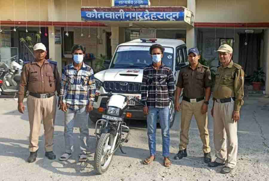 धमकी देकर फिरौती मांगने वाले दो अभियुक्तो को दून पुलिस ने किया गिरफ़्तार, मोबाइल का रिचार्ज खत्म होने का बहाना बनाकर दूसरे व्यक्तियों के मोबाइल से देते थे धमकी