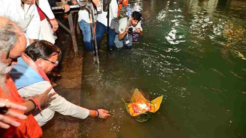 मुख्यमंत्री ने किया मां गंगा का पूजन, दीपोत्सव में शहीदों के निमित्त जलाया दीया, हर व्यक्ति के जीवन से अंधकार को दूर कर खुशियों का उजियारा फैलाए दीपोत्सव : मुख्यमंत्री