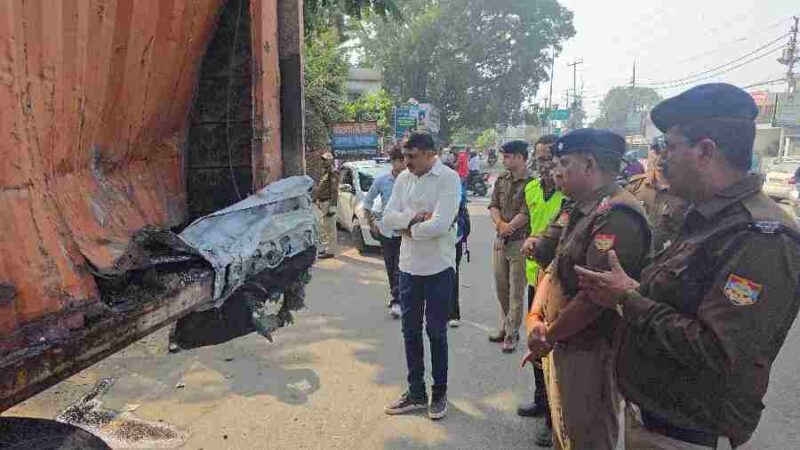 देर रात्री थाना कैण्ट क्षेत्रान्तर्गत हुई वाहन दुर्घटना में एसएसपी ने घटनास्थल का निरीक्षण कर उपस्थित अधिकारियो से घटना के सम्बंध में ली जानकारी