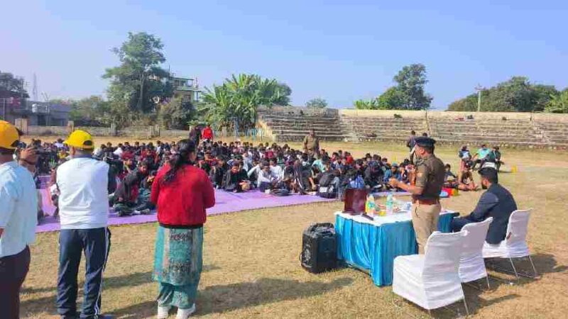 नशे के विरूद्व जागरूकता के लिये चली दून पुलिस की पाठशाला, विकासखंड स्तरीय खेल महाकुंभ में प्रतिभाग करने वाले युवा खिलाड़ियों को नशे के दुष्प्रभावों के संबंध में जानकारी देते हुए किया जागरूक