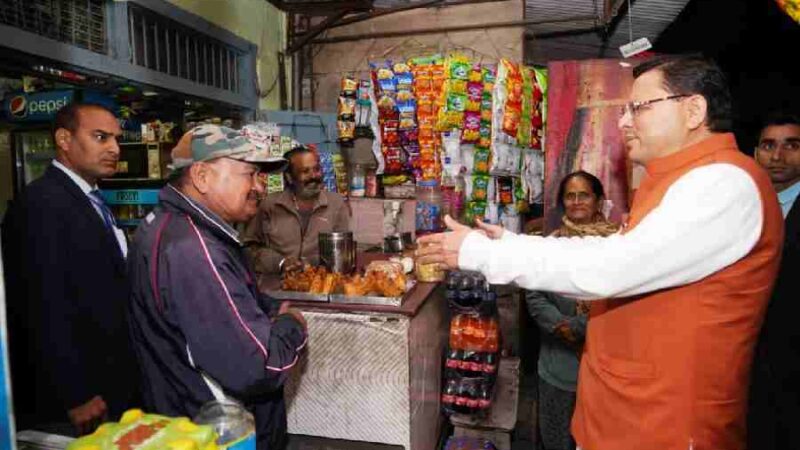 काफिला रोक, लोगों से मिलने पहुंचे मुख्यमंत्री पुष्कर सिंह धामी, पुरानी यादें की ताजा