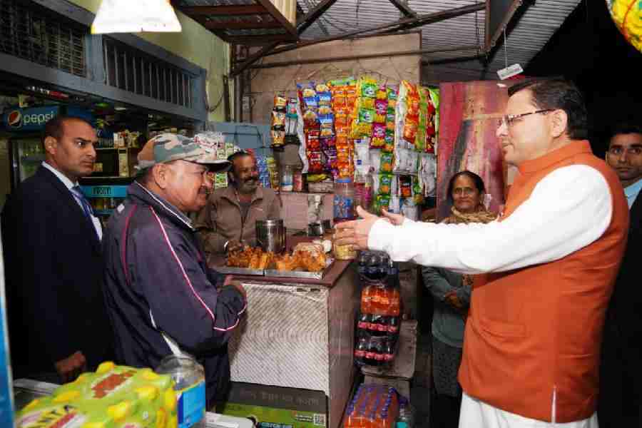 काफिला रोक, लोगों से मिलने पहुंचे मुख्यमंत्री पुष्कर सिंह धामी, पुरानी यादें की ताजा