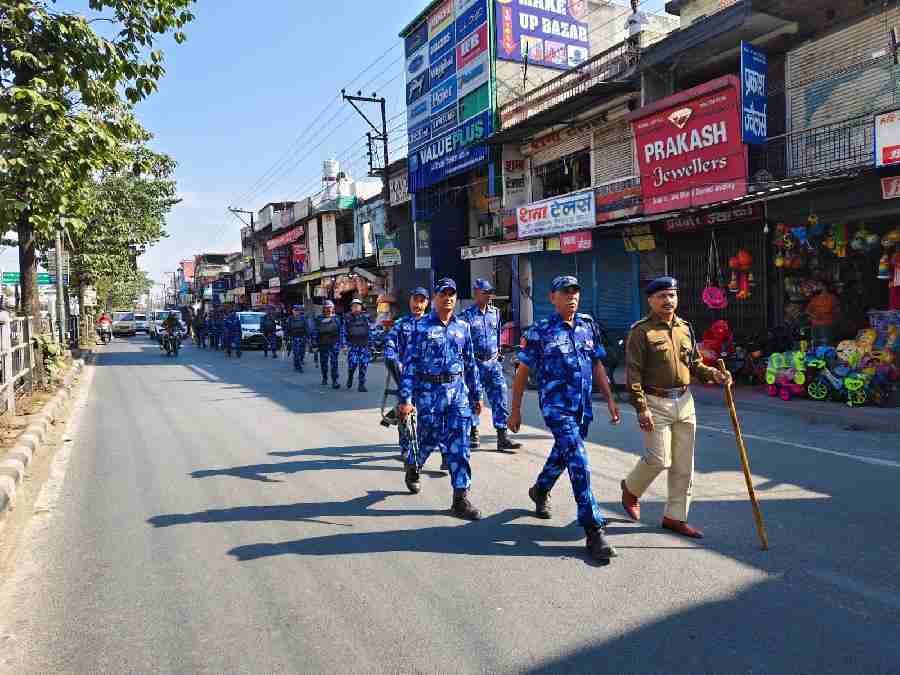 दून पुलिस ने रैपिड एक्शन फोर्स के साथ मिलकर चलाया जन सम्पर्क अभियान