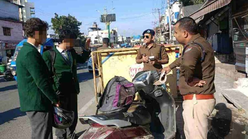 यातायात नियमों के उल्लंघन करने वालों के विरूद्ध दून पुलिस का सख्त रुख जारी, 271 युवाओं/वाहनों चालकों के विरुद्ध की गई चालानी कार्यवाही