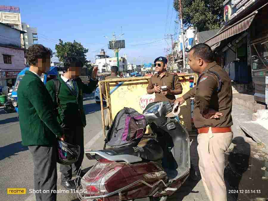 यातायात नियमों के उल्लंघन करने वालों के विरूद्ध दून पुलिस का सख्त रुख जारी, 271 युवाओं/वाहनों चालकों के विरुद्ध की गई चालानी कार्यवाही