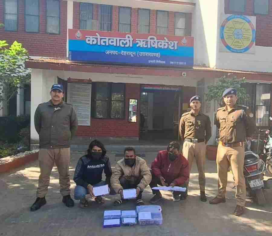 पश्चमी उत्तर प्रदेश के 3 शातिर नकबजन आये दून पुलिस की गिरफ्त में, गिरोह के सदस्य हलवाई व रंगाई पुताई का करते थे काम, काम के दौरान बन्द घरों की रैकी कर देते थे नकबजनी की घटनाओं को अंजाम