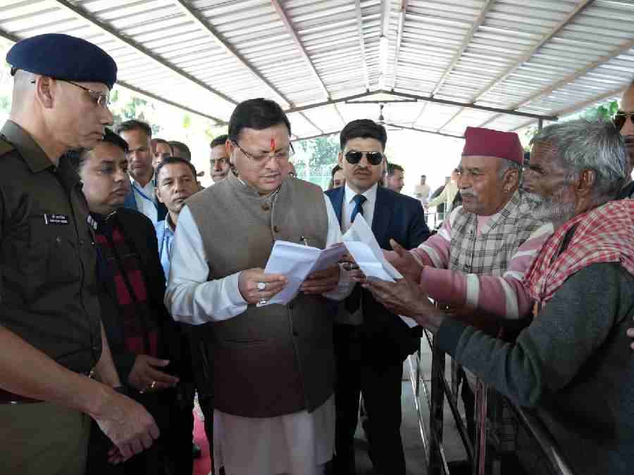 मुख्यमंत्री ने लोहियाहेड हेलीपेड व कैम्प कार्यालय खटीमा में जनता से संवाद कर सुनी जनसमस्याए