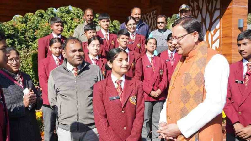 सैनिक स्कूल घोड़ाखाल से शैक्षिक भ्रमण के लिए आये विद्यार्थियों ने मुख्यमंत्री से की भेंट