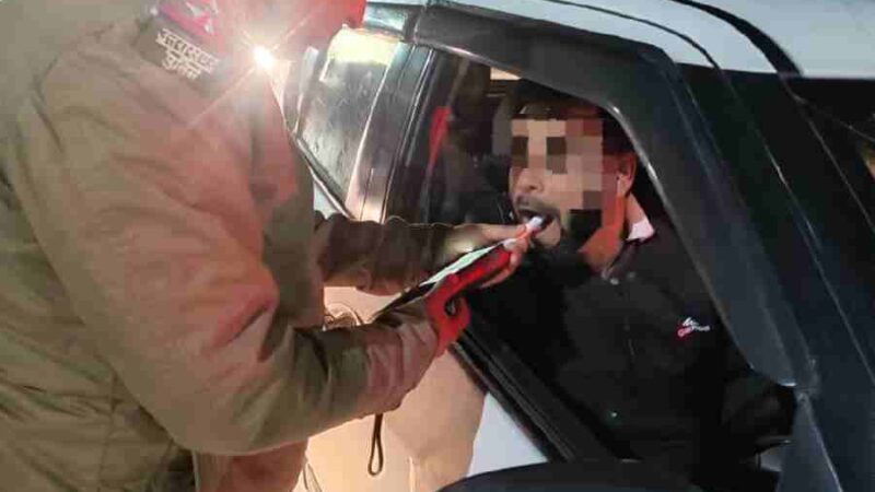 हुडदंगियों व शराब पीकर वाहन चलाने वालों को दून पुलिस ने पढ़ाया कानून का पाठ