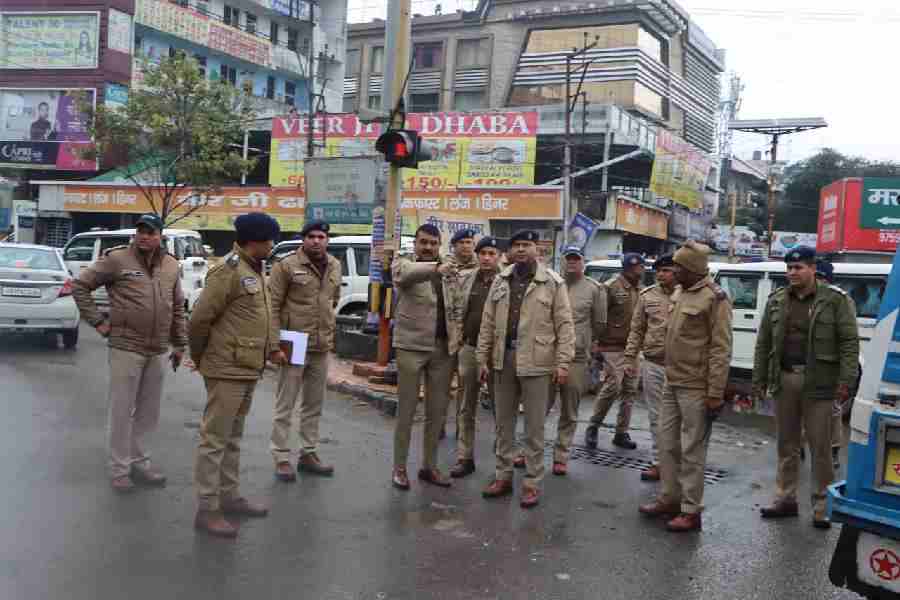 पर्यटको की सुविधा के लिये डायवर्जन प्वाइन्टस पर यातायात व्यवस्था का जायजा लेने एसएसपी अजय सिंह पहुंचे ग्राउड जीरो पर