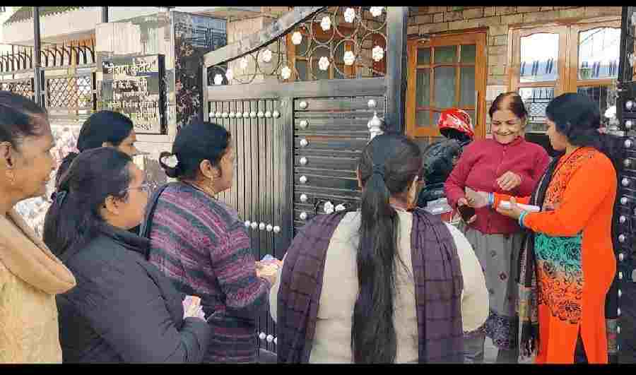 वार्ड 34 गोविंदगढ़ से निर्दलीय पार्षद प्रत्याशी सुमन मित्तल ने किया प्रचार तेज, बुजुर्गों से लिया आशीर्वाद, मांगा जीत का समर्थन