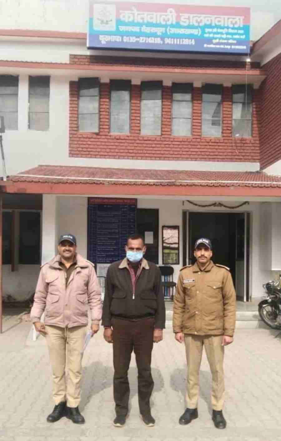 27 वर्षों से फरार 5 हजार रू0 का इनामी अभियुक्त आया दून पुलिस की गिरफ्त में, अभियुक्त को पुलिस ने सीतापुर उत्तरप्रदेश से किया गिरफ्तार