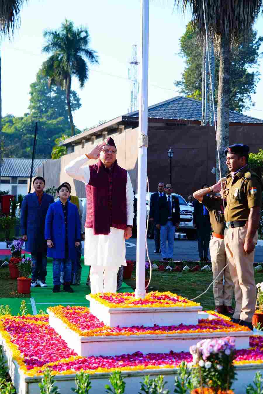 मुख्यमंत्री धामी ने 76वें  गणतंत्र दिवस के अवसर पर मुख्यमंत्री आवास में फहराया राष्ट्रीय ध्वज