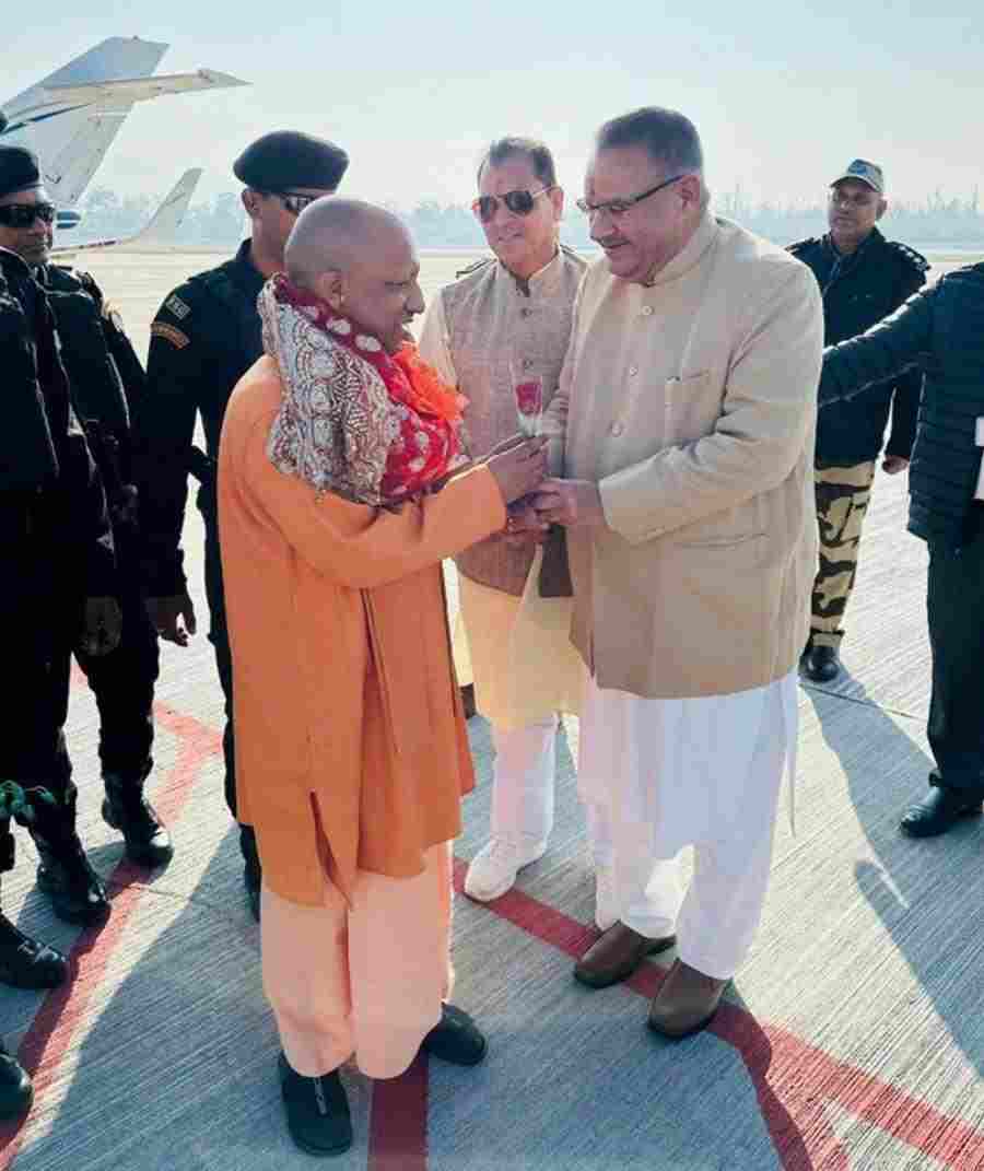 कैबिनेट मंत्री गणेश जोशी ने देहरादून जौलीग्रांट एयरपोर्ट पर उत्तरप्रदेश के मुख्यमंत्री योगी आदित्यनाथ का उत्तराखंड आगमन पर किया स्वागत