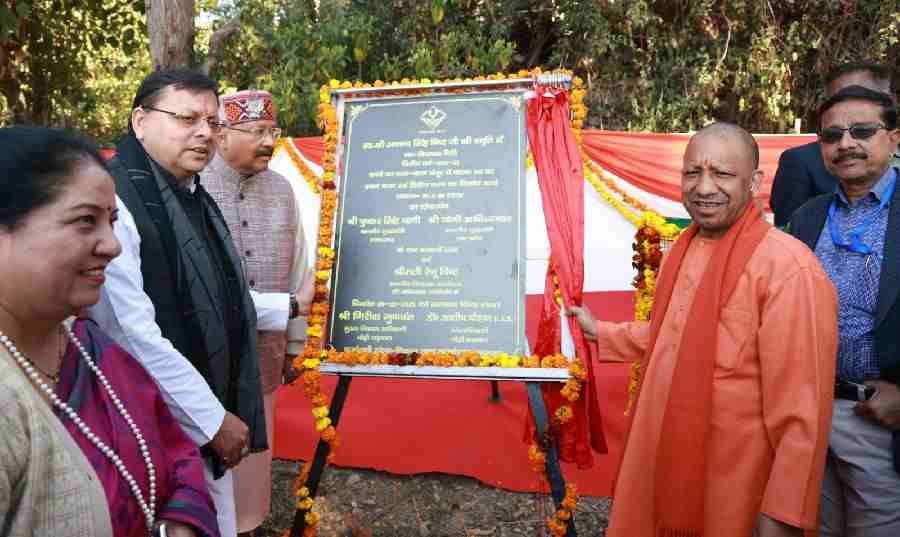 उत्तर प्रदेश के मुख्यमंत्री योगी एवं उत्तराखंड के मुख्यमंत्री धामी ने पौड़ी जिले के यमकेश्वर विकासखंड के अंतर्गत राजकीय प्राथमिक विद्यालय ठांगर का नव निर्माण, सौंदर्यीकरण कार्य एंव ग्राम पंचुर बारात घर का किया लोकार्पण