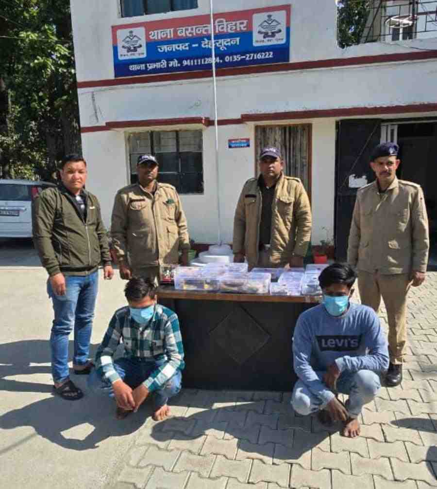 बसंत विहार क्षेत्र में हुई चोरी की घटना का दून पुलिस ने किया खुलासा, 2 शातिर चोरों को चोरी के माल के साथ किया गिरफ्तार, घटना का मास्टर माइंड अभियुक्त नगर निगम में है सफाई कर्मचारी