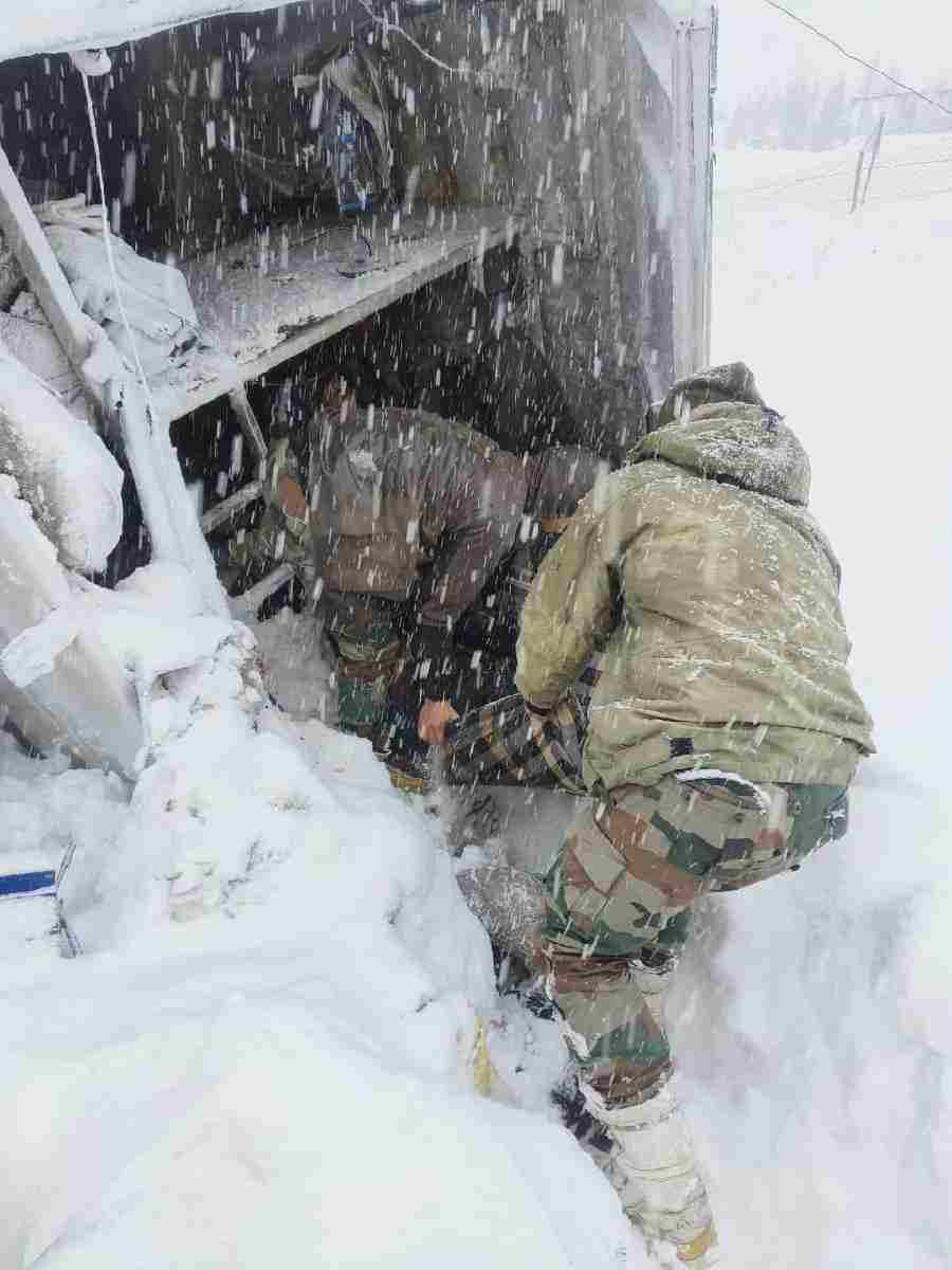 उत्तराखंड के बद्रीनाथ में हुआ बड़ा हादसा, ग्लेशियर टूटने से बर्फ में दबे 57 मजदूर, 16 मजदूरों को किया गया रेस्क्यू ,5 की हालत गंभीर