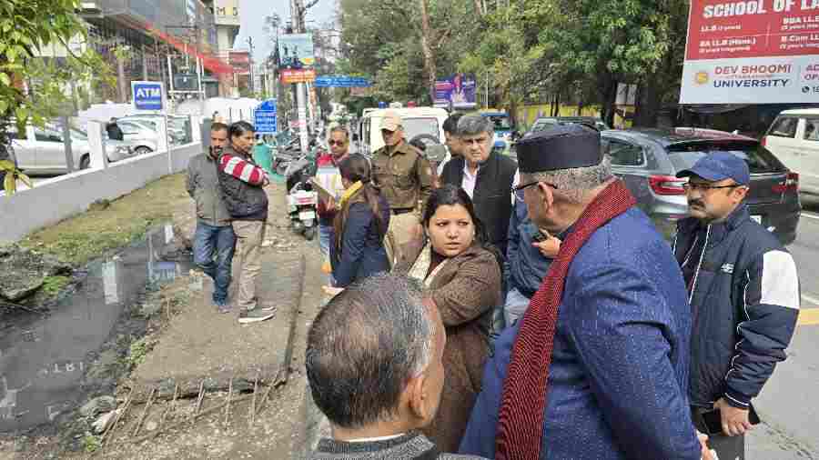 पानी के निकासी के लिए कैबिनेट मंत्री गणेश जोशी मैदान में, अधिकारियों को कहा दो टूक अब इस कार्य के लिए मैं न तो लिखूंगा चिट्टी और न ही करुंगा फोन