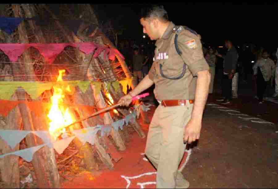 पुलिस लाइन देहरादून में आयोजित किया गया होलिका दहन कार्यक्रम, एसएसपी ने सपरिवार की पूजा अर्चना, जनपद के अन्य अधिकारियों के साथ किया होलिका दहन, एसएसपी दून ने पुलिस परिवार के बच्चो तथा परिजनों के साथ मनाई होली