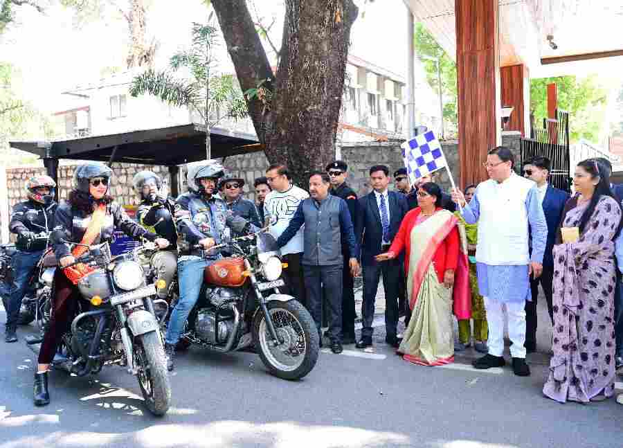 ड्रग्स मुक्त उत्तराखंड को लेकर बाइक रैली को मुख्यमंत्री धामी ने हरी झंडी दिखाकर किया रवाना