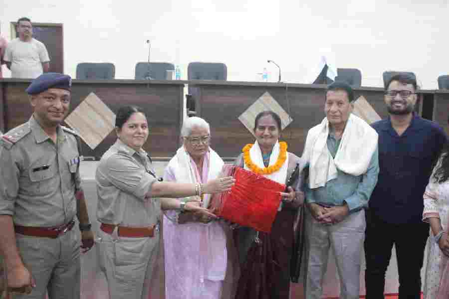 पुलिस कर्मियों की सेवानिवृति पर पुलिस लाइन में किया गया विदाई समारोह का आयोजन, पुलिस अधीक्षक विकासनगर ने सेवानिवृत्त होने वाले पुलिसकर्मियों को शाल एंव स्मृति चिह्म देकर दी भावभीनी विदाई