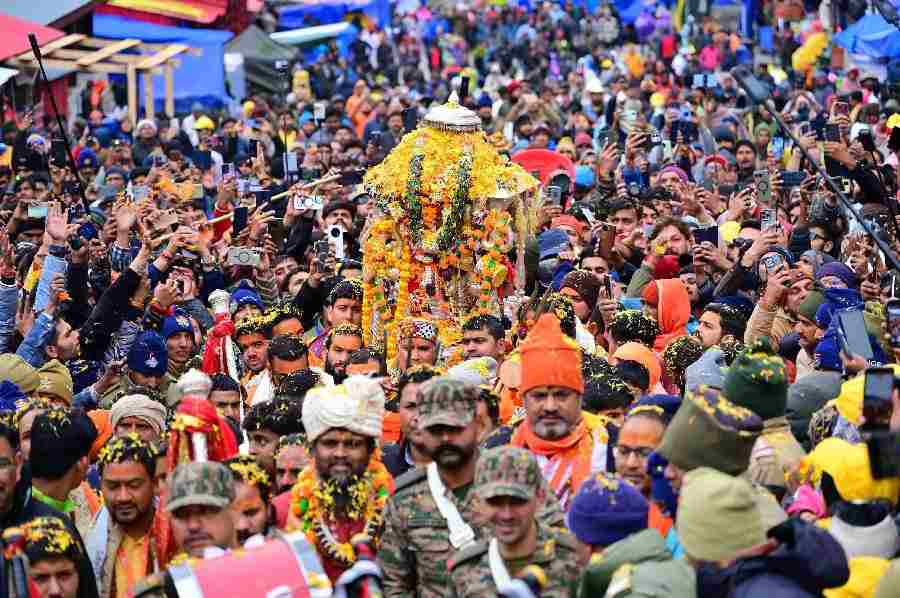 केदार घाटी में आकर अभिभूत हो रहे श्रद्धालु , भगवान केदारनाथ की पंचमुखी उत्सव डोली पहुंची श्री केदारनाथ धाम, व्यवस्था चुस्त सड़के दुरुस्तरू चार धाम यात्रा को तैयार देवभूमि