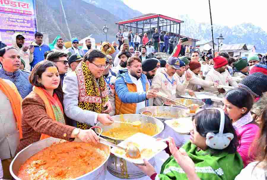 केदारनाथ में मुख्य सेवक भंडारा में मुख्यमंत्री ने श्रद्धालुओं को वितरित किया प्रसाद, विभिन्न राज्यों से आए श्रद्धालुओं से मुख्यमंत्री ने की मुलाकात