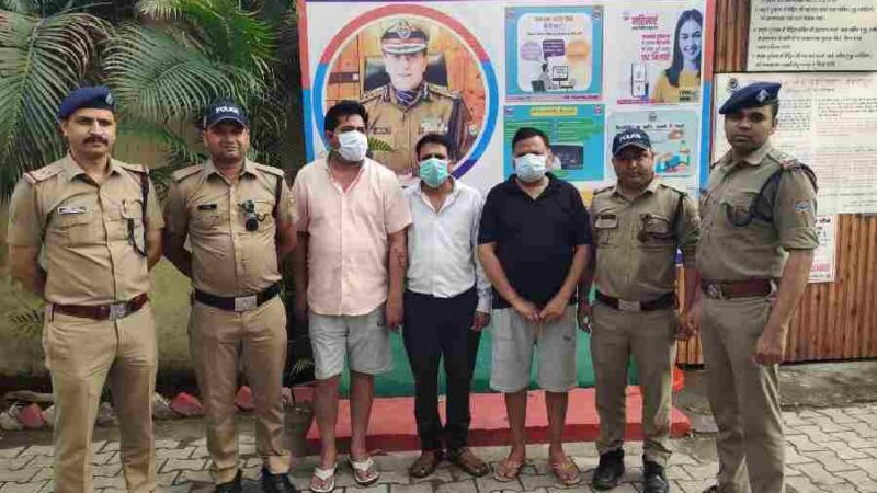 दून पुलिस ने किया अंतरराष्ट्रीय संरक्षित पशु तस्कर गिरोह का भंडाफोड़, लाडवा गैंग’ के 3 अभियुक्तों को किया गिरफ्तार, अभियुक्तों के कब्जे से एक जीवित Red Sand Boa सांप बरामद, सांप की अंतरराष्ट्रीय बाजार में कीमत 1 करोड़ रुपये