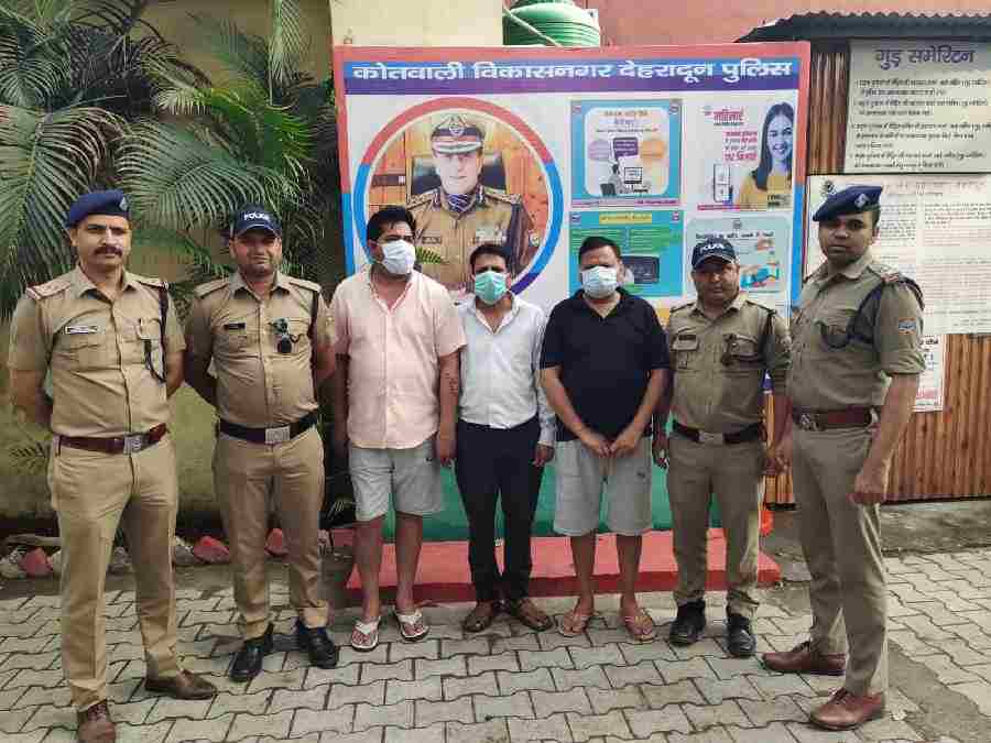 दून पुलिस ने किया अंतरराष्ट्रीय संरक्षित पशु तस्कर गिरोह का भंडाफोड़, लाडवा गैंग’ के 3 अभियुक्तों को किया गिरफ्तार, अभियुक्तों के कब्जे से एक जीवित Red Sand Boa सांप बरामद, सांप की अंतरराष्ट्रीय बाजार में कीमत 1 करोड़ रुपये