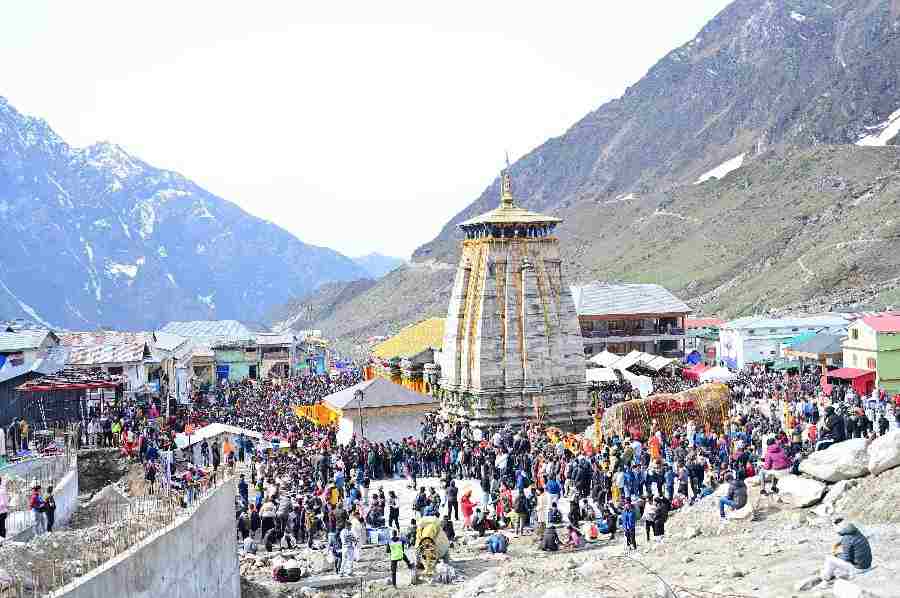 केदारनाथ में लगा बाबा के भक्तों का तांता, दो दिनों में ही श्रद्धालुओं का आंकड़ा पहुंचा 55 हजार के पार, दूसरे दिन पहुंचे 25 हजार से अधिक श्रद्धालु, धामी सरकार के बेहतर यात्रा प्रबंधन की हुई तारीफ