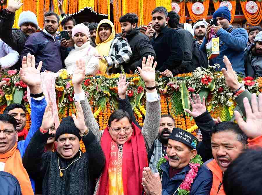 विधि विधान के साथ सुबह 6 बजे वैदिक मंत्रोच्चार के साथ ग्रीष्मकाल के लिए खुले श्री बद्रीनाथ धाम के कपाट