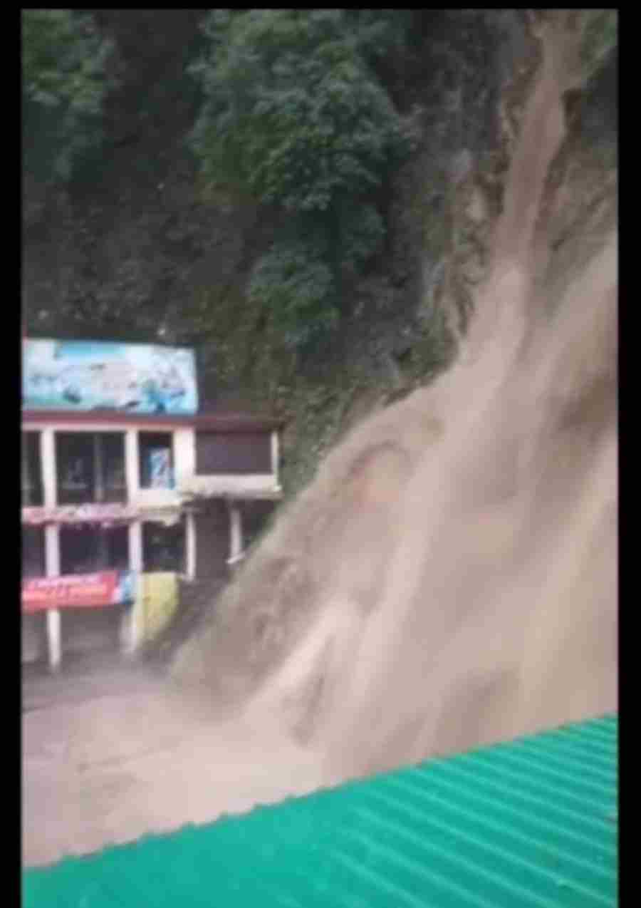मंसूरी के कैम्पटी फॉल ने दिखाया रौद्र रूप, जलस्तर बढ़ने से मची अफरा तफरी