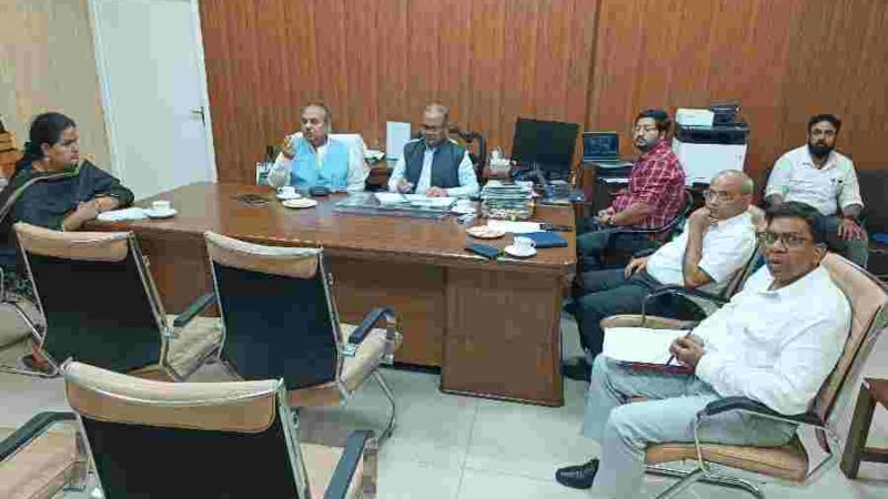 मौसम विभाग के अलर्ट पर एक्शन में आपदा प्रबंधन विभाग, मुख्यमंत्री धामी के निर्देश पर जनपदों के साथ की बैठक, अलर्ट को देखते हुए सभी प्रभावी सुरक्षात्मक कदम उठाने के निर्देश