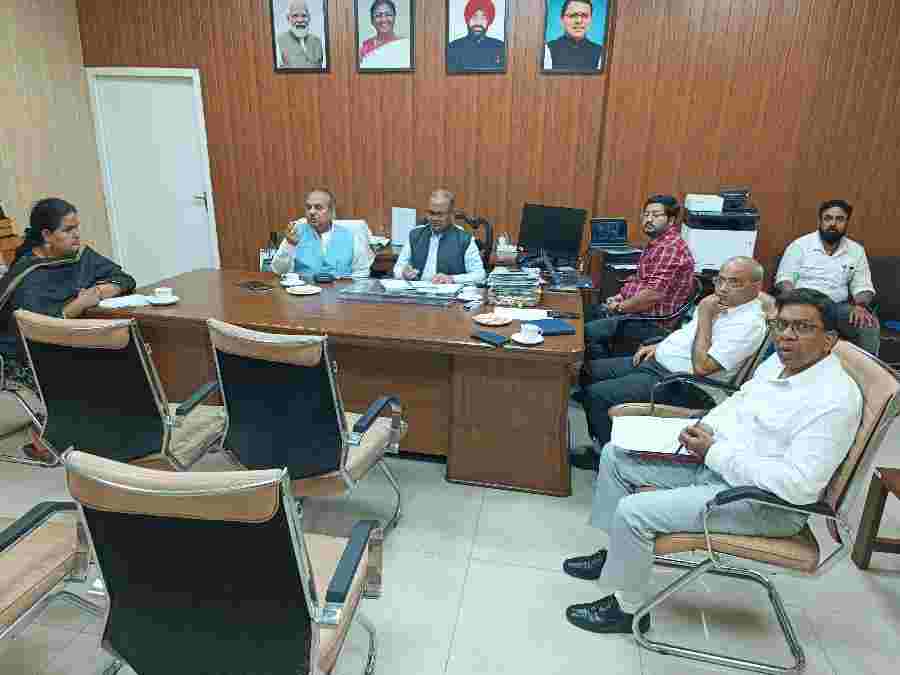 मौसम विभाग के अलर्ट पर एक्शन में आपदा प्रबंधन विभाग, मुख्यमंत्री धामी के निर्देश पर जनपदों के साथ की बैठक, अलर्ट को देखते हुए सभी प्रभावी सुरक्षात्मक कदम उठाने के निर्देश