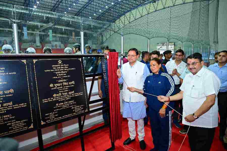 सीएम धामी ने महाराणा प्रताप स्पोर्ट्स कॉलेज रायपुर देहरादून में भारत के एकमात्र अंतरराष्ट्रीय स्तर के आइस रिंक के जीर्णोद्धार कार्यों का किया लोकार्पण