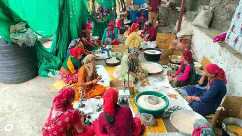 केदारनाथ यात्रा से महिला समूहों को मिल रहा कारोबार, प्रसाद, सोवेनियर, स्थानीय उत्पाद के स्टॉल से लेकर होमस्टे का कारोबार