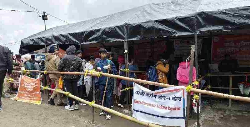 टोकन व्यवस्था के जरिए बाबा के दर्शन से श्रद्धालु संतुष्ट, इस बार पैदल मार्ग पर रैन शेल्टर बढ़ाए जाने से मिल रही है राहत