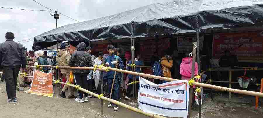टोकन व्यवस्था के जरिए बाबा के दर्शन से श्रद्धालु संतुष्ट, इस बार पैदल मार्ग पर रैन शेल्टर बढ़ाए जाने से मिल रही है राहत
