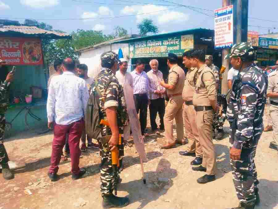 पाकिस्तान में भारतीय सेना द्वारा आतंकियों के विरुद्ध कार्यवाही हेतु चलाए गए ऑपरेशन सिंदूर के बाद दून पुलिस हाई अलर्ट पर, तड़के सुबह से ही जनपद के नगर तथा देहात क्षेत्र में संधिक्तो की तलाश हेतु वृहद स्तर पर चलाया जा रहा सत्यापन अभियान