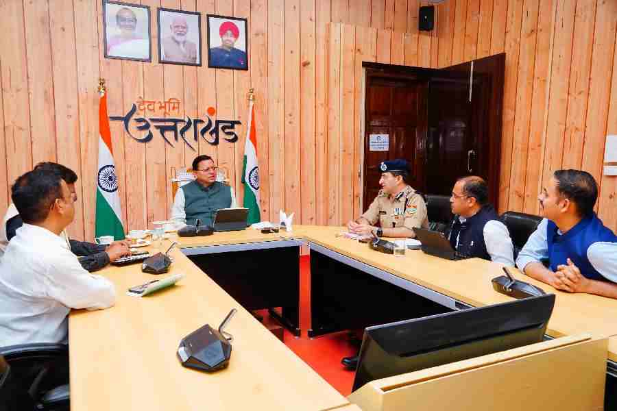 केंद्रीय गृह मंत्री के साथ आयोजित वर्चुअल बैठक के बाद सीएम धामी ने ली उच्चस्तरीय बैठक, चारधाम यात्रा, राष्ट्रीय प्रतिष्ठानों की सुरक्षा बढ़ाई जाए- मुख्यमंत्री