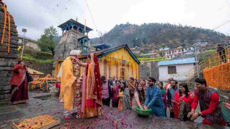वेड इन उत्तराखंड : त्रिजुगीनारायण में शादी के लिए दुनिया भर से आ रहे हैं जोड़े, शादियों के सीजन में रहती है एडवांस बुकिंग, इस साल अब तक 500 से अधिक शादियां हुईं
