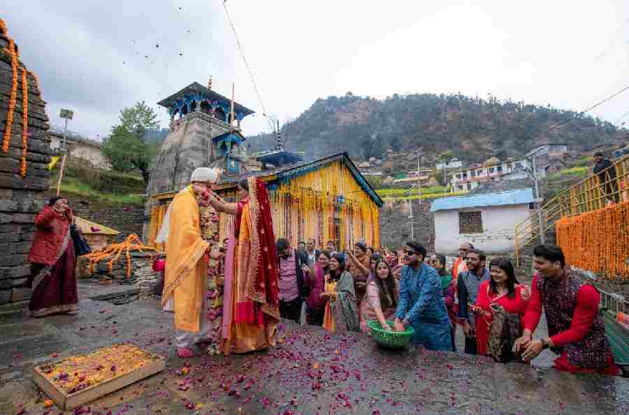 वेड इन उत्तराखंड : त्रिजुगीनारायण में शादी के लिए दुनिया भर से आ रहे हैं जोड़े, शादियों के सीजन में रहती है एडवांस बुकिंग, इस साल अब तक 500 से अधिक शादियां हुईं
